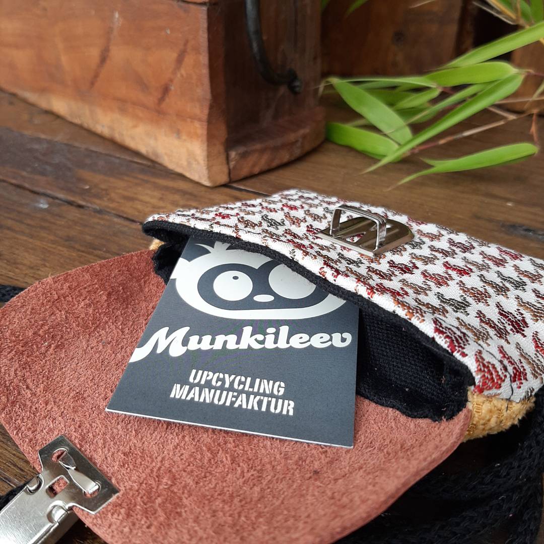 Upcycling-Täschchen mit Kordel – Bild 2