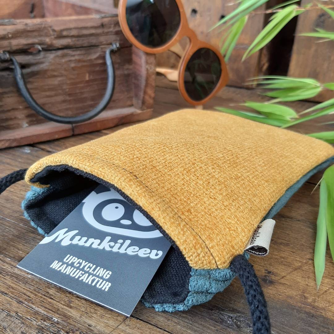 Upcycling-Schlupftäschchen mit Kordel – Bild 2